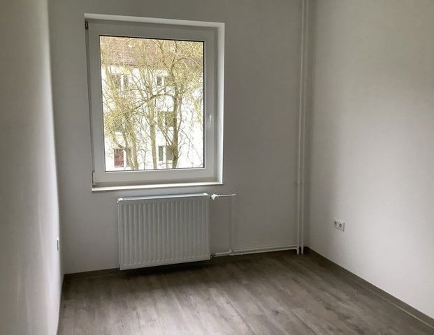 Wer will mich!? Sanierte 2,5-Zimmer-Wohnung und sofort anmietbar! - Photo 1