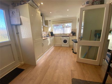 4 bedroom semi-detached house to rent - Photo 5