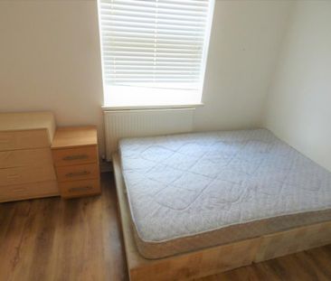 3 bedroom flat to rent - Photo 4