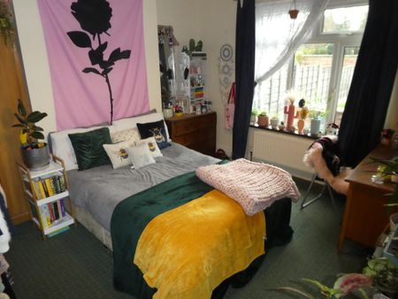 4 bedroom semi-detached house to rent - Photo 2