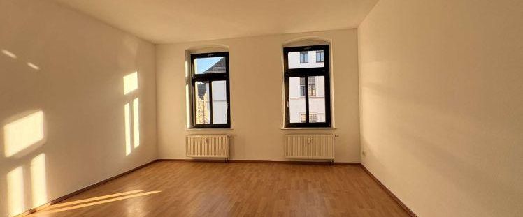 IHR NEUES ZUHAUSE! Große, helle 2-Raumwohnung mit neuem Bad in Bernsdorf! - Photo 1