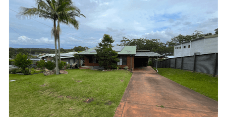 Cosy 3 Bedroom Rental with Lake Glimpses - Photo 5