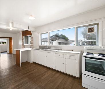This spacious four-bedroom, single-bathroom home on Wall Street off... - Photo 3