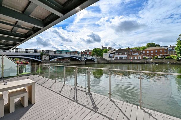 Superb furnished apartment in outstanding riverfront location with views to Windsor Castle over the River Thames. - Photo 1