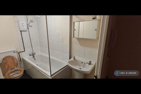 2 bedroom flat to rent - Photo 4