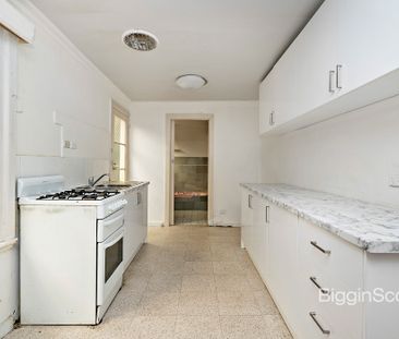 TWO STOREY VICTORIAN HOME ACROSS FROM GOSCH'S PADDOCK! - Photo 1