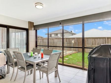 Spacious Modern Home with Pool - Photo 4