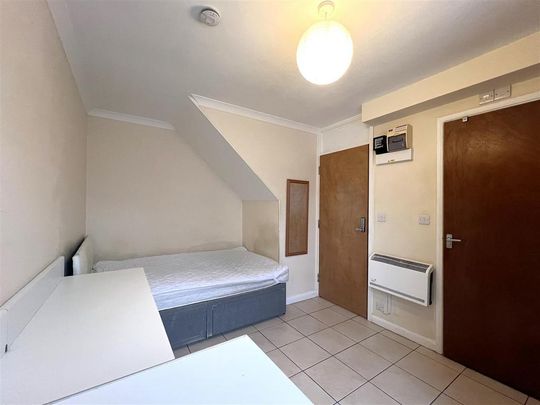 1 bedroom in a house share to rent - Photo 1