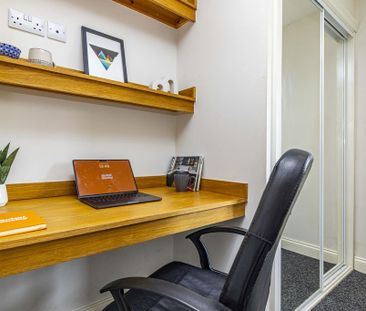 4 bedroom flat to rent - Photo 2