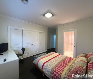 Luxurious, Spacious & Modern Family Home - Photo 6