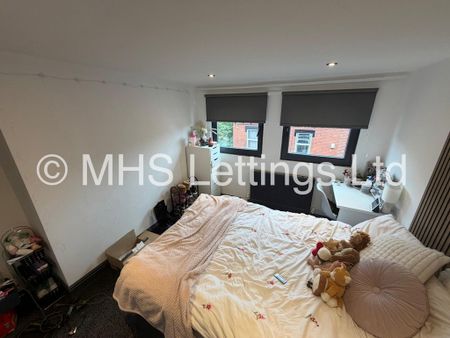 5 Bedroom Mid Terraced House for rent in Welton Place - Photo 2