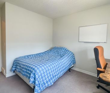 Bright, Cozy Home With Nature Views And Modern Touches. - Photo 1
