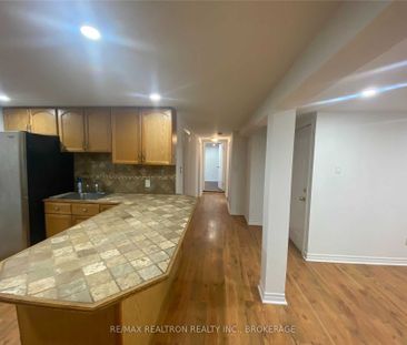 For Lease - 868 Magnolia Avenue, Newmarket, Ontario - Photo 2