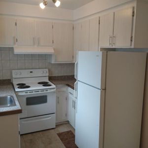 4 1/2 TOUT RÉNOVÉ, CHAUFFAGE ET EAU CHAUDE INCLUS, DISPONIBLE MAINTENANT - Photo 2