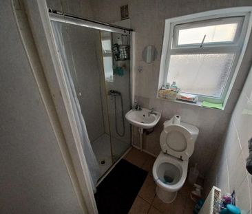 1 bedroom retirement property to rent - Photo 5