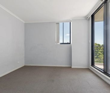 Spacious Two-Bedroom Apartment with Resort-Style Facilities - Photo 3