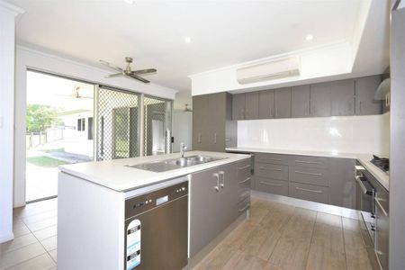 Something Special - Top Quality Modern Home - Fully Fenced - Photo 2