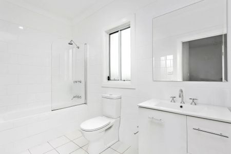 Sleek and spacious family home - Photo 4