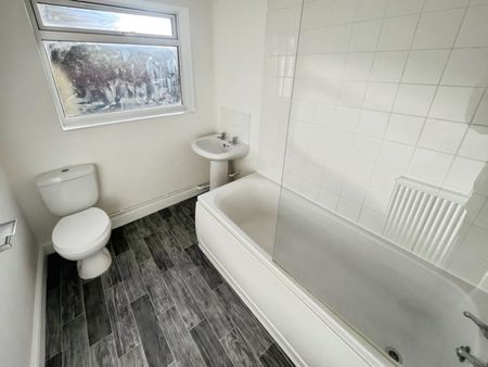 3 bedroom House To Let - Photo 2