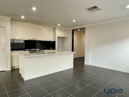 Family-Friendly Haven in Cranbourne West - Photo 3