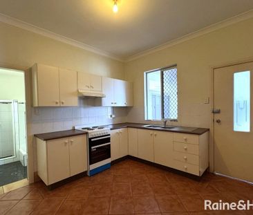 Charming 2-Bedroom Flat in Prime Location - Photo 1