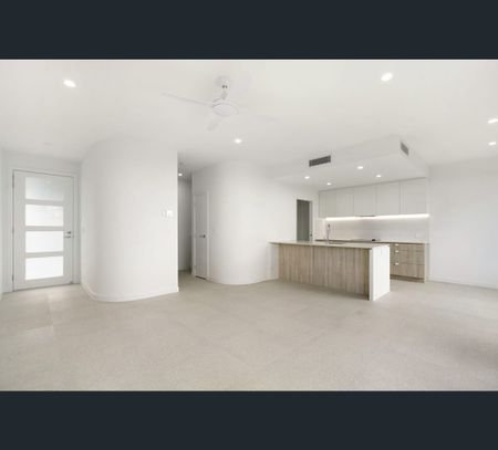 4/176 Marina Quays Blvd, Hope Island, Qld 4212 - Photo 2
