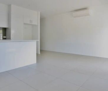 Modern Three Bedroom Unit - Private Balcony - Air Con - Photo 3