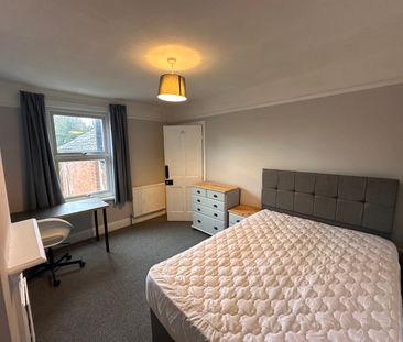 4 or 5 bedroom house - Photo 3