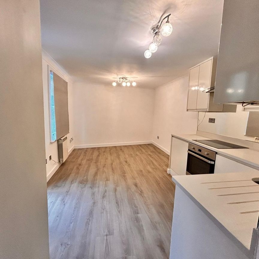 1 Bed Flat, Battersea Rise, SW11 - Photo 1