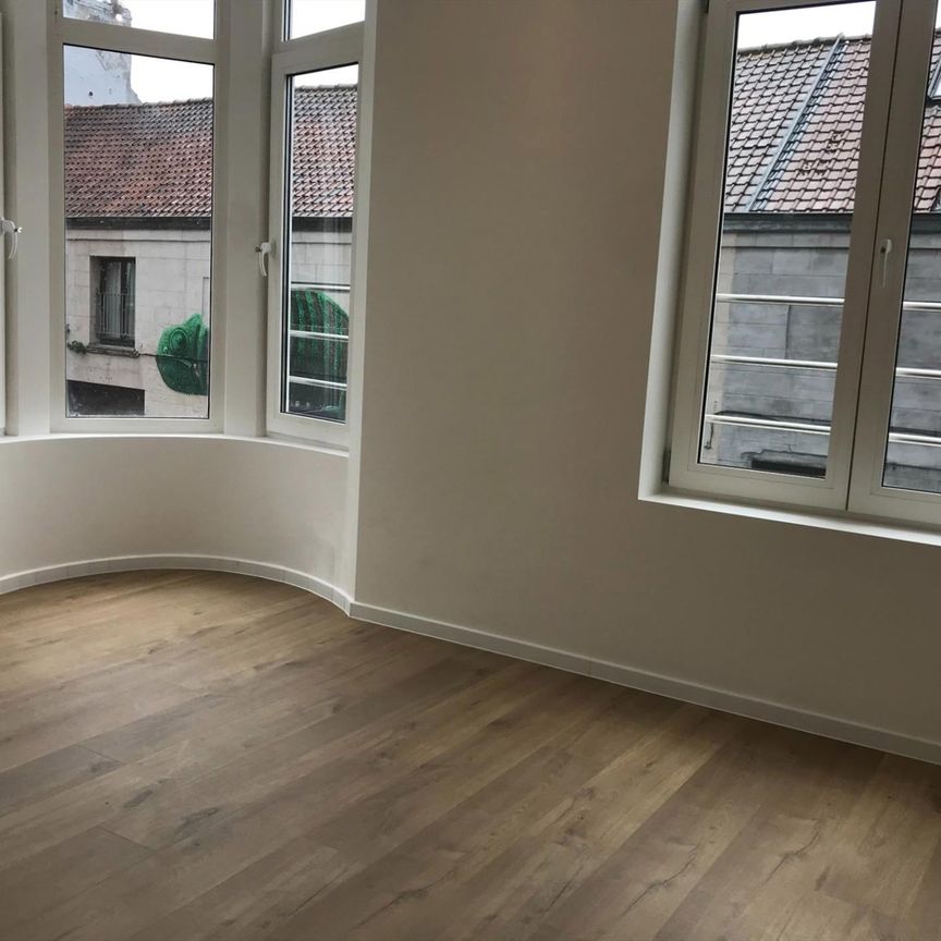 Gerenoveerd appartement op eerste verdieping met 2 slaapkamers en balkon - Foto 1