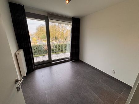 --- NIEUW --- Rustig en vlot bereikbaar gelegen 2-slaapkamerappartement met autostaanplaats. - Photo 2