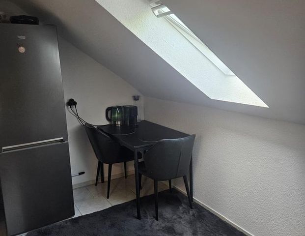 Teilmöblierte 2 Zi. Dachgeschoß Wohnung in Duisburg Meiderich - Foto 1