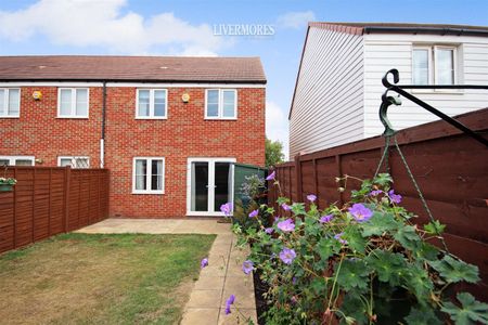 3 bedroom End Terraced to let - Photo 4