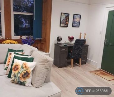4 bedroom semi-detached house to rent - Photo 2