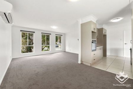Freshly painted and carpeted - Family home in quiet location - Photo 4