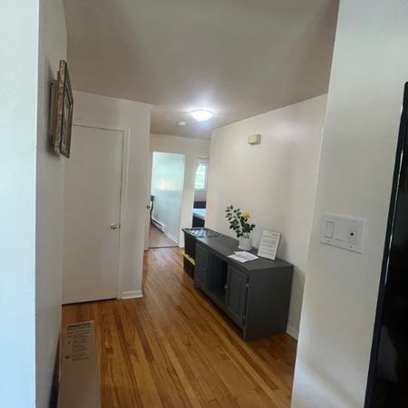 1 400 $ Libre 1er déc. 2025 - Grand 5 ½ (haut 2plex) Inclus : Parking sous Tempo + WiFi ! 438-978-8021 - Photo 4