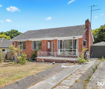 Fully Renovated bright, spacious family home with comfortable living - Photo 3