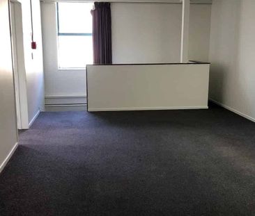 Spacious 5‑Bedroom +Study Flat – Close to City - Photo 5