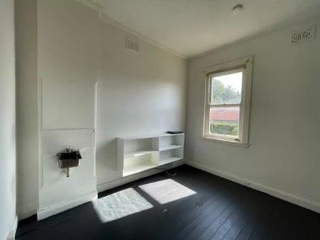 Studio with 1 bedroom & 1 bathroom - Photo 4