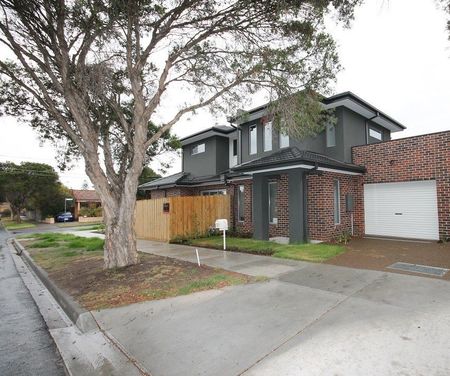 COMING HOME - Photo 4