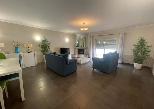 Excelente moradia V3 com Piscina localizada em Albufeira na zona das Ferreiras.
