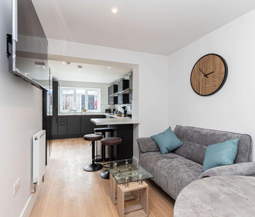 Modern Living - Large Stylish Double En-Suite Rooms Room 2 - Photo 1