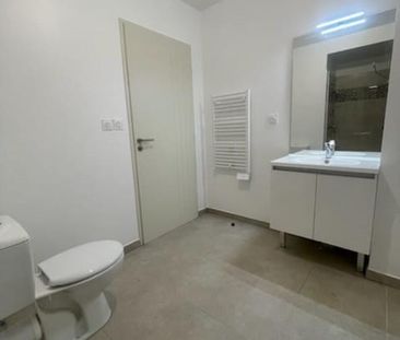 location Appartement T2 DE 42.4m² À ARLES - Photo 4