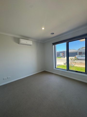 8 Buttercup Crescent, Armstrong Creek VIC 3217 - House For Rent | Domain - Photo 3