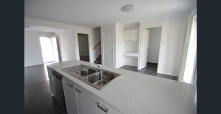 Spacious Modern 3 Bedroom with 2 Bathroom Townhouse For Rent - Photo 4