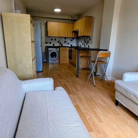 Staines Road, Hounslow, TW4 - Photo 1