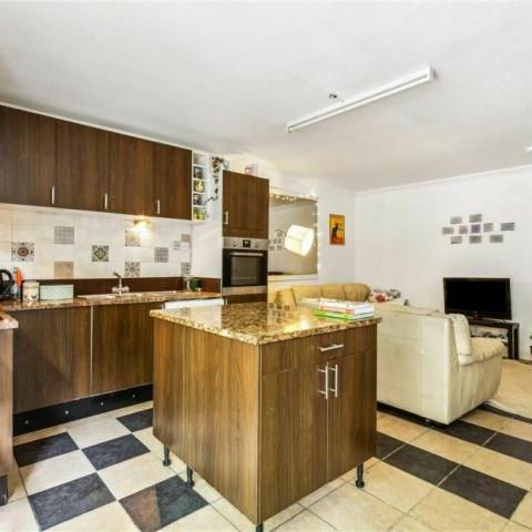 4 Bedroom, 2 bath, 1 reception Flat - Photo 1