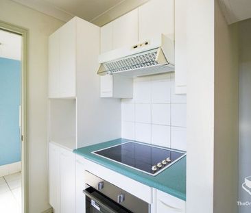 Charming 3-Bedroom Townhouse in Prime Sherwood Location - Photo 3