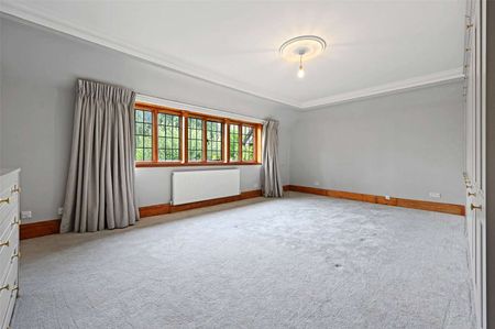 A beautifully presented and spacious six bedroom, five bathroom house. Offered unfurnished and available now. - Photo 3