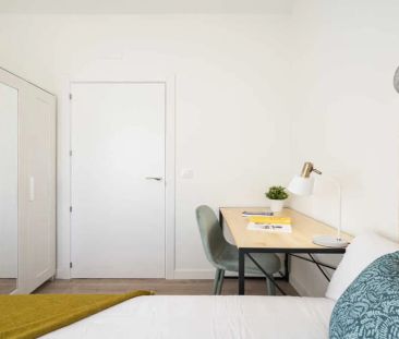 Room in a shared 17-bedroom apartment for rent in Vallehermoso - Photo 3
